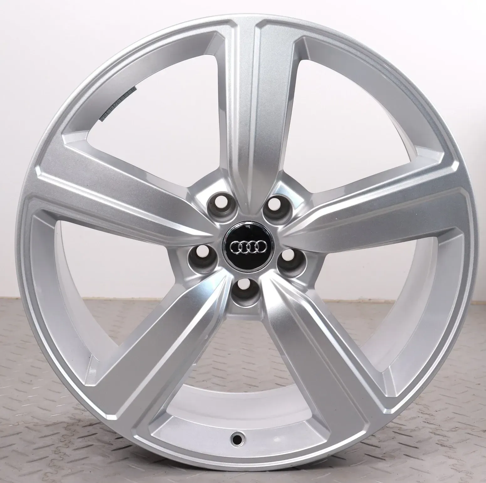 1x Alufelge 20 Zoll Audi e-tron Q8 & etron GE Original Einzelfelge Ersatzfelge 5-Arm-Design 4KE601025S Silber 9x20ET38 5x112 66,6mm - Bild 1
