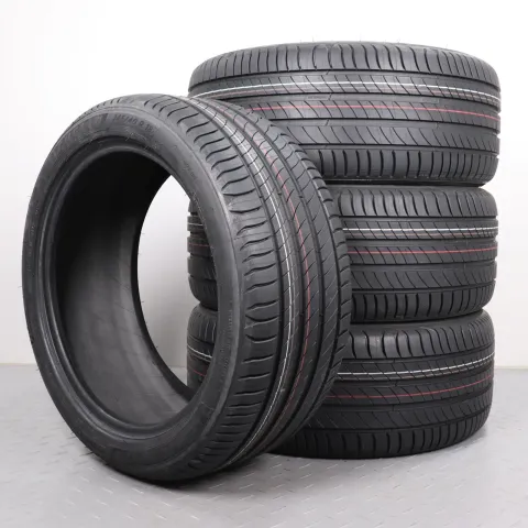 Background image for 4x Sommerreifen Michelin Primacy 4 245/40R18 93H AO DOT25 ungfefahren -> volles Profil NEU DEMO