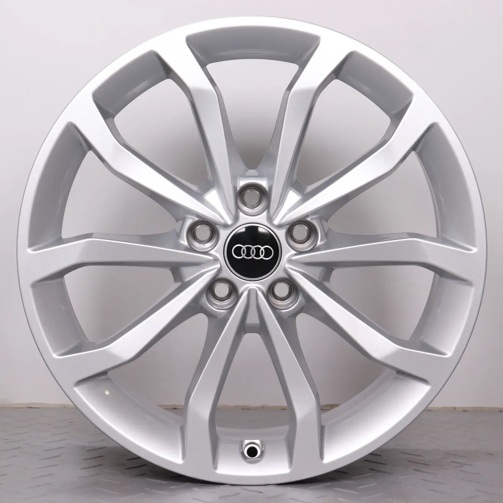 1x Alufelge 18 Zoll Audi A4 S4 8W B9 Original Einzelfelge Ersatzfelge 10-Speichen-V-Design 8W0601025ED silber 7,5x18ET39 5x112 66,6mm - Bild 1