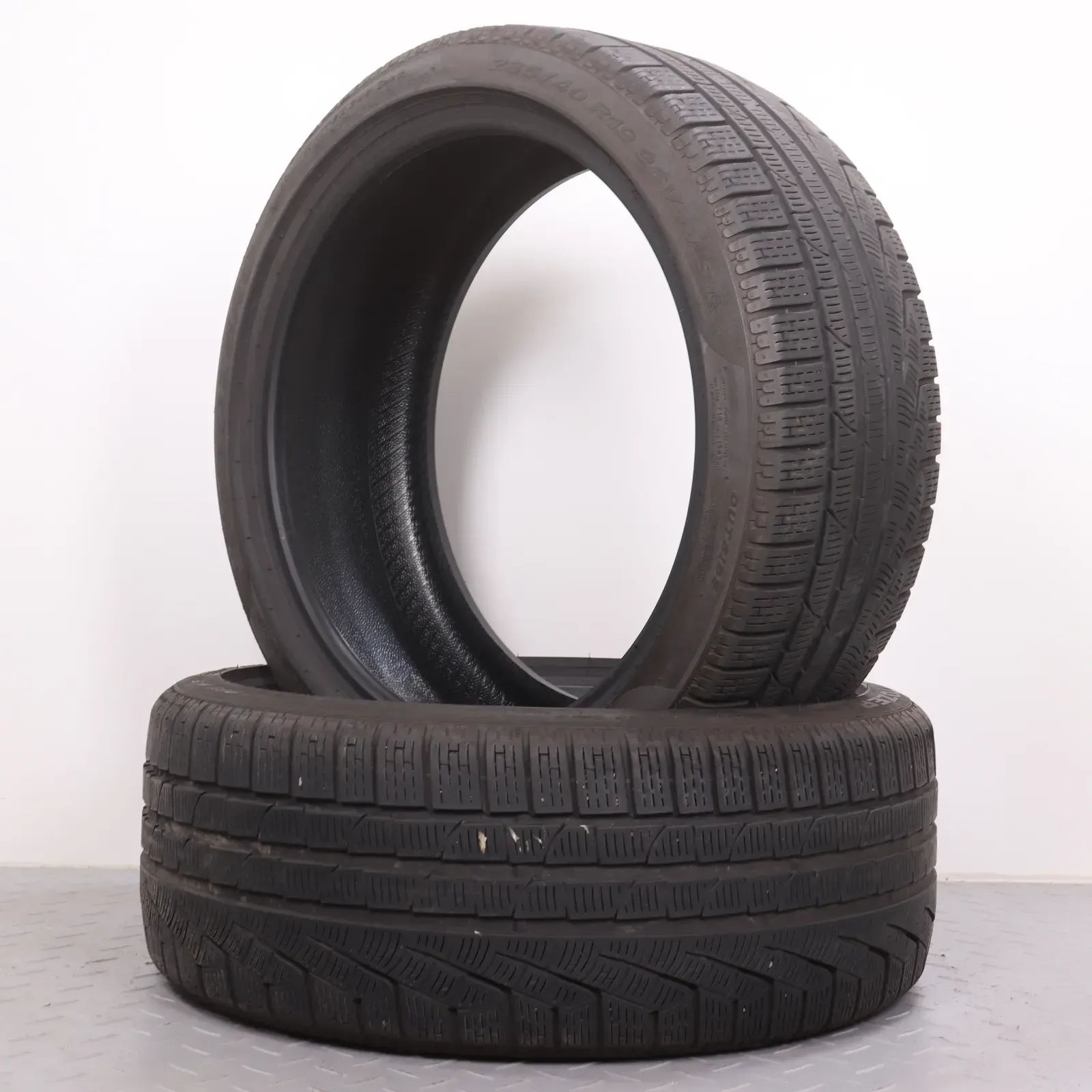 2x Winterreifen Pirelli SOTTOZERO Serie 2 235/40R19 96V XL AO DOT2023 & 1222 4,5-5mm 2354019 - Bild 1