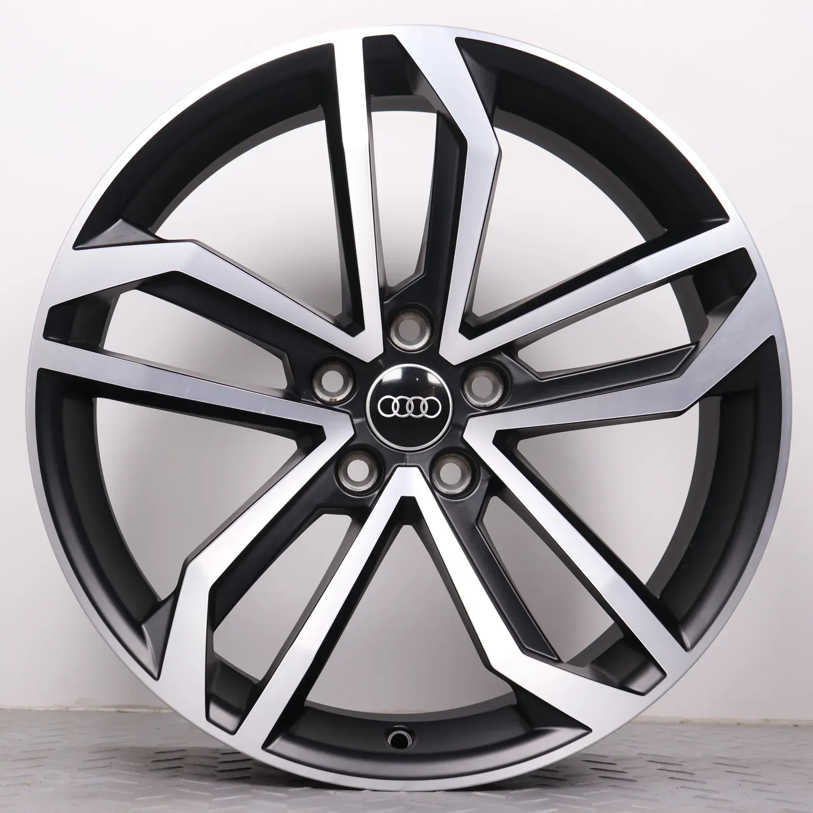 1x Alufelge 19 Zoll Audi A4 S4 8W B9 Original Felge Einzelfelge Ersatz 5-Arm-Sidus 8W0071499 schwarz glanzgedreht 8,5x19ET40 5x112 66,6mm NEU - Bild 1
