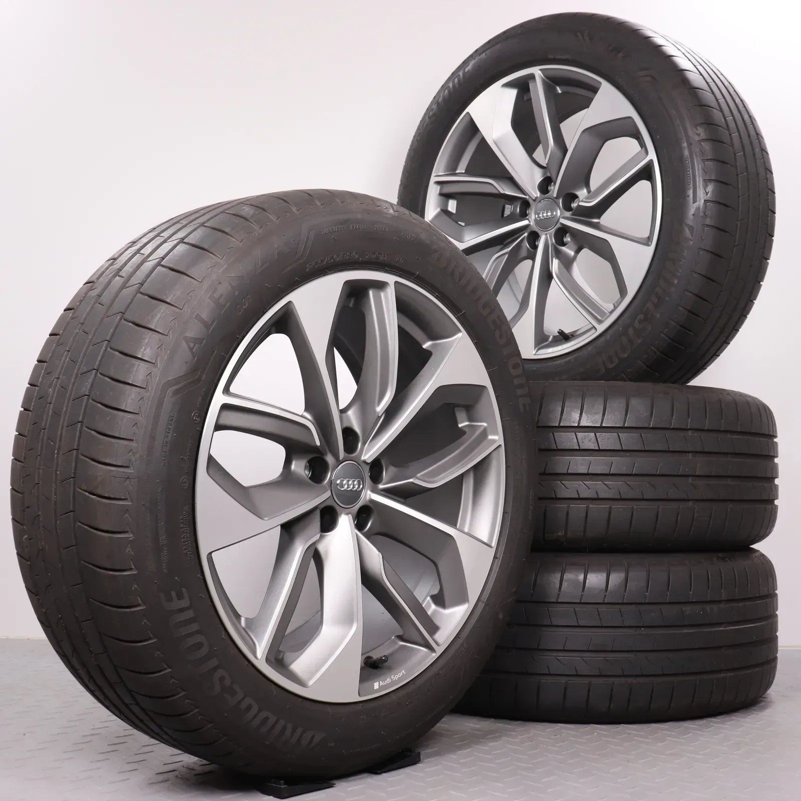 Sommerräder 20 Zoll Audi e-tron GE & Q8 etron Original Felgen 4KE601025 Sommerreifen 255/50R20 109H XL AO Bridgestone Alenza 001 5-Doppelspeichen-Edge-Design Titanoptik AUDI SPORT - Bild 1