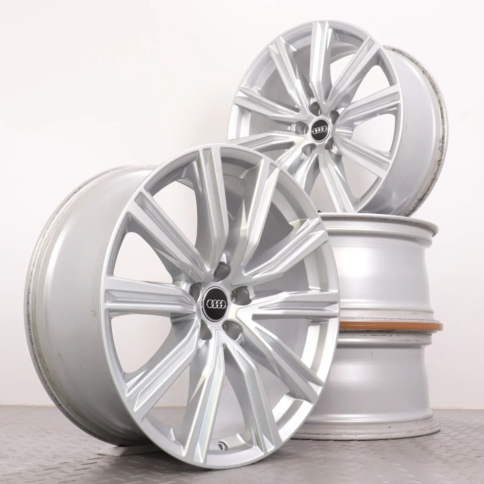 Alufelgen 20 Zoll Audi Q8 4M Original Felgen Felgensatz 5-V-Speichen-Design 4M8601025T silber 8,5x20ET20 5x112 66,6mm - Bild 1