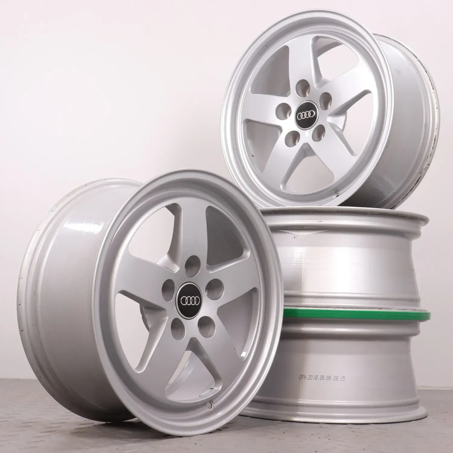 Alufelgen 16 Zoll Audi A4 8W B9 Original Felgen Felgensatz 5-Speichen 8W0601025 Silber 7x16ET35 5x112 66,6mm NEUWERTIG - Bild 1