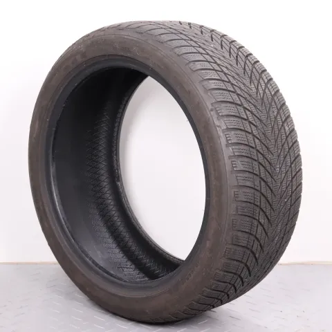 Background image for 1x Winterreifen Goodyear Ultragrip Performance 3 245/40R18 97V XL DOT3023 5-5,5mm 245 40 18
