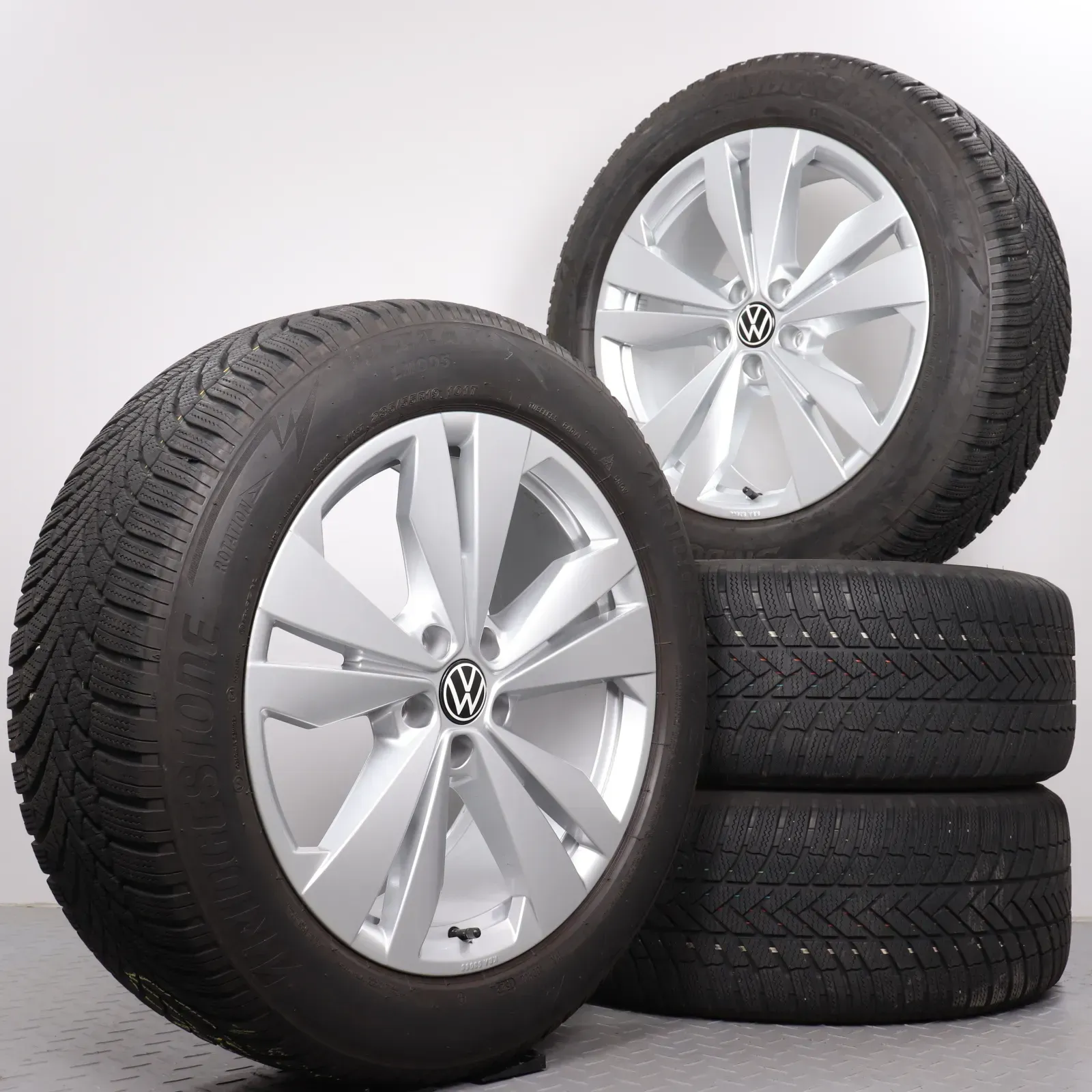 Winterräder 19 Zoll VW ID.4 & ID.5 Original Felgen Loen 11A071499 Winterreifen DOT23 6,5-7mm & 5,5mm 235/55R19 & 255/50R19 Bridgestone Blizzak LM005 silber 5x112 - Bild 1