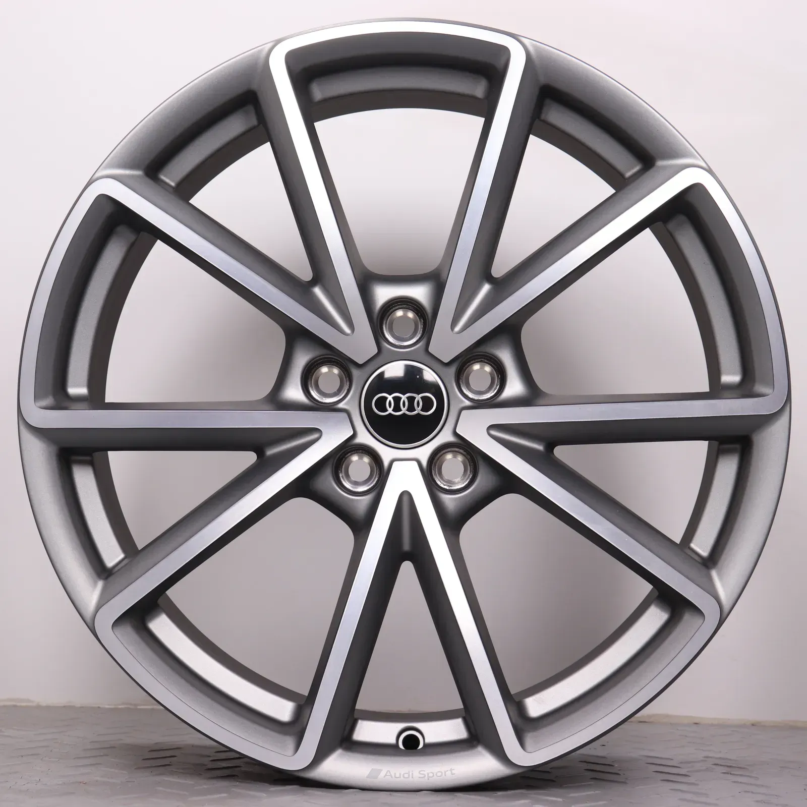 1x Alufelge 19 Zoll Audi A4 S4 8W B9 Original Felge Einzel Ersatz 5-V Speichen AUDI SPORT Titanoptik 8W0601025EA grau glanzgedreht 8,5x19ET40 5x112 66,6mm NEU - Bild 1