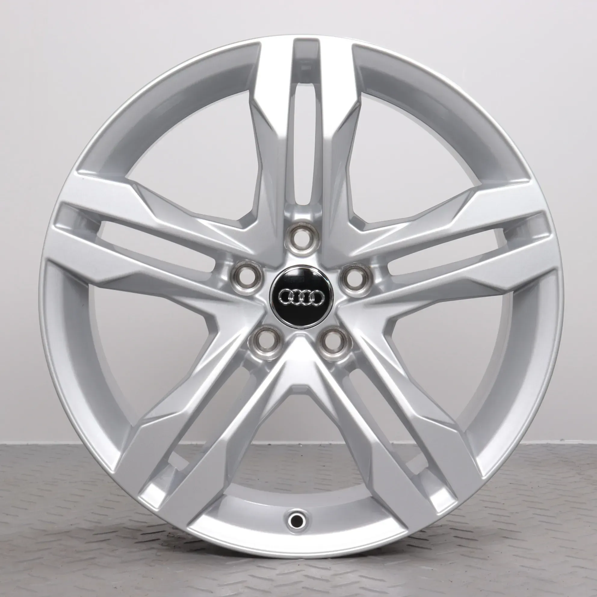 1x Alufelge 18 Zoll Audi A4 Allroad 8W B9 Original Einzelfelge Ersatzfelge 5 Paralellspeichen 8W9601025B silber 7,5x18ET29 5x112 66,6mm - Bild 1