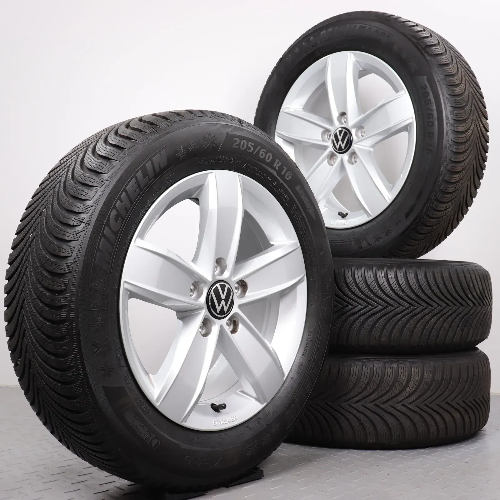 Winterräder 16 Zoll VW T-Roc A1 Original Felgen 2GA071496A Winterreifen DOT24 205/60R16 92H AO Michelin Alpin 5 Corvara silber 6x16ET45 5x112 Alufelgen Winterradsatz - Bild 1