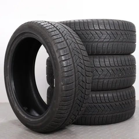 Background image for 4x Winterreifen Pirelli Winter Sottozero 3 225/45R18 91H MO 5,5-6 & 6mm DOT18&19 2254518