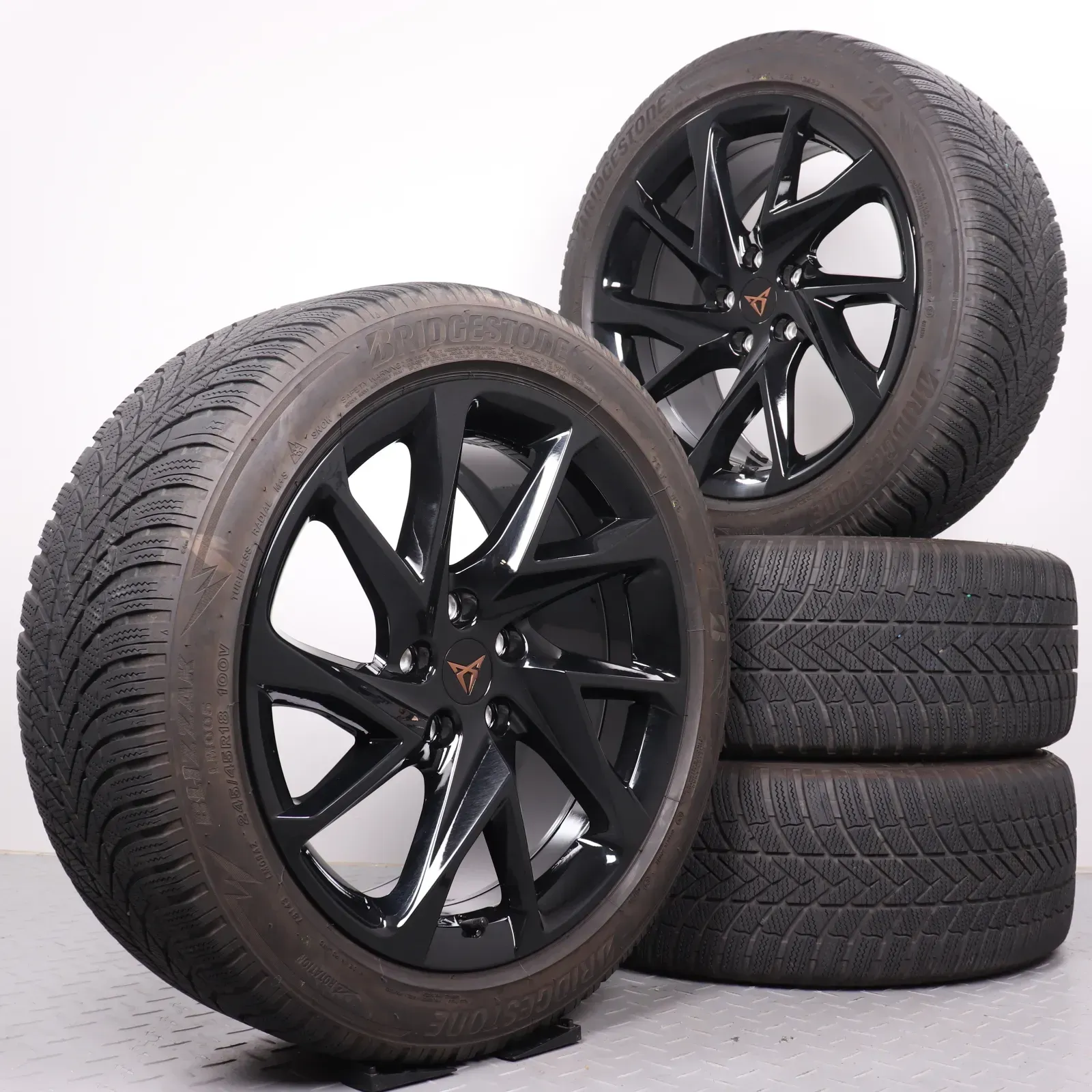 Winterräder 18 Zoll Cupra Formentor KM Original Felgen 5FF601025C Winterreifen 4-4,5mm & 6-6,5mm DOT23 245/45R18 100V XL Bridgestone Blizzak LM005 Schwarz 8x18ET40 5x112 Alufelgen - Bild 1