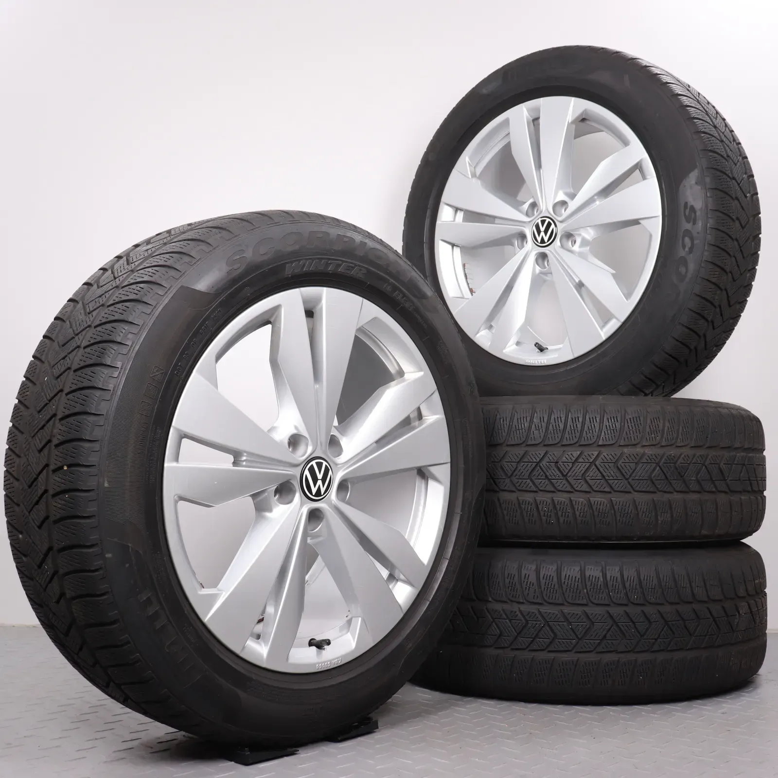 Winterräder 19 Zoll VW ID.4 & ID.5 Original Felgen Loen 11A071499 Winterreifen DOT23 5mm & 4,5-5mm 235/55R19 & 255/50R19 Pirelli Scorpion Winter silber 5x112 - Bild 1