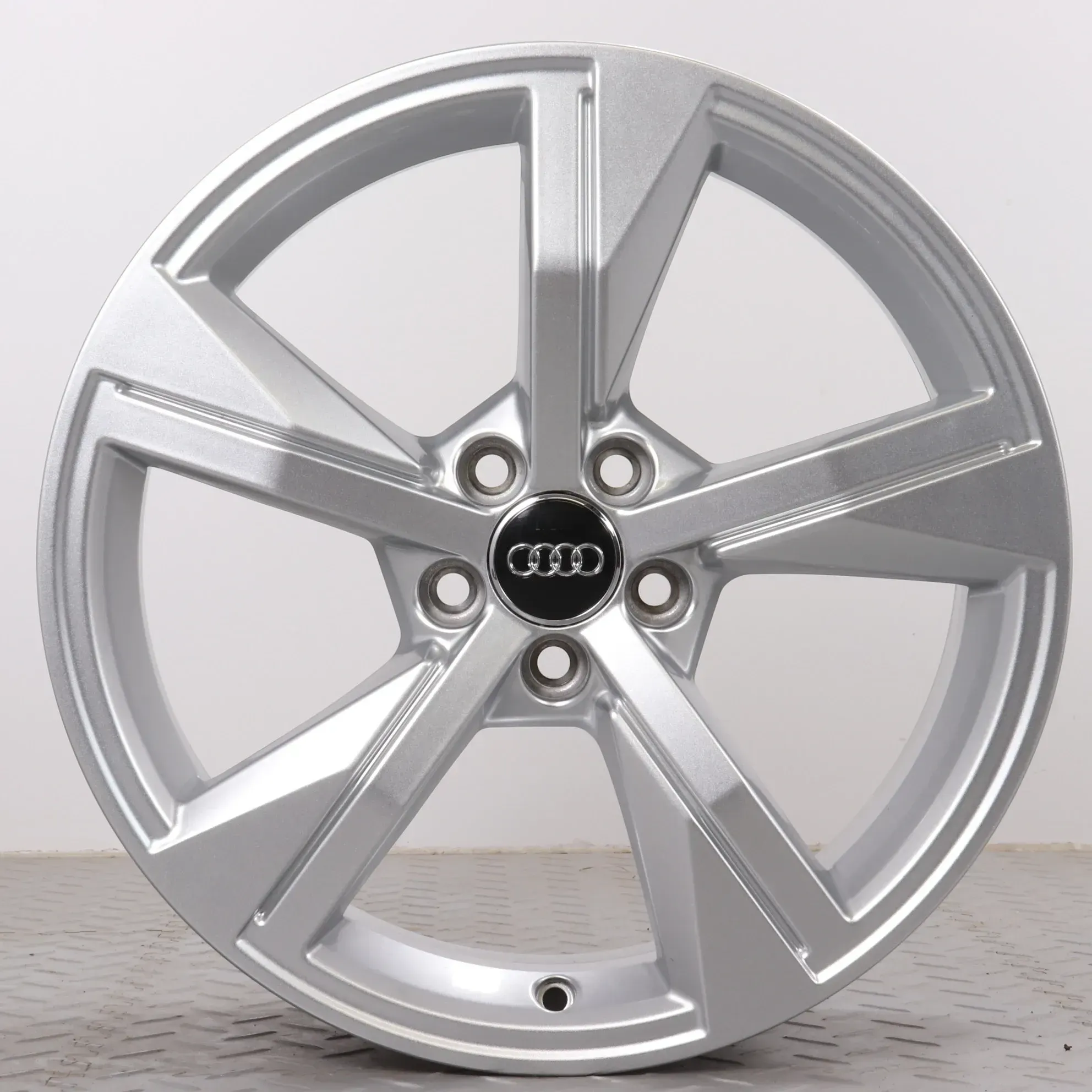 1x Alufelge 17 Zoll Audi A1 GB Original Einzelfelge Ersatzfelge 5-Arm-Stern-Design 82A601025G Silber 7.5x17ET46 5x100 57,1mm - Bild 1