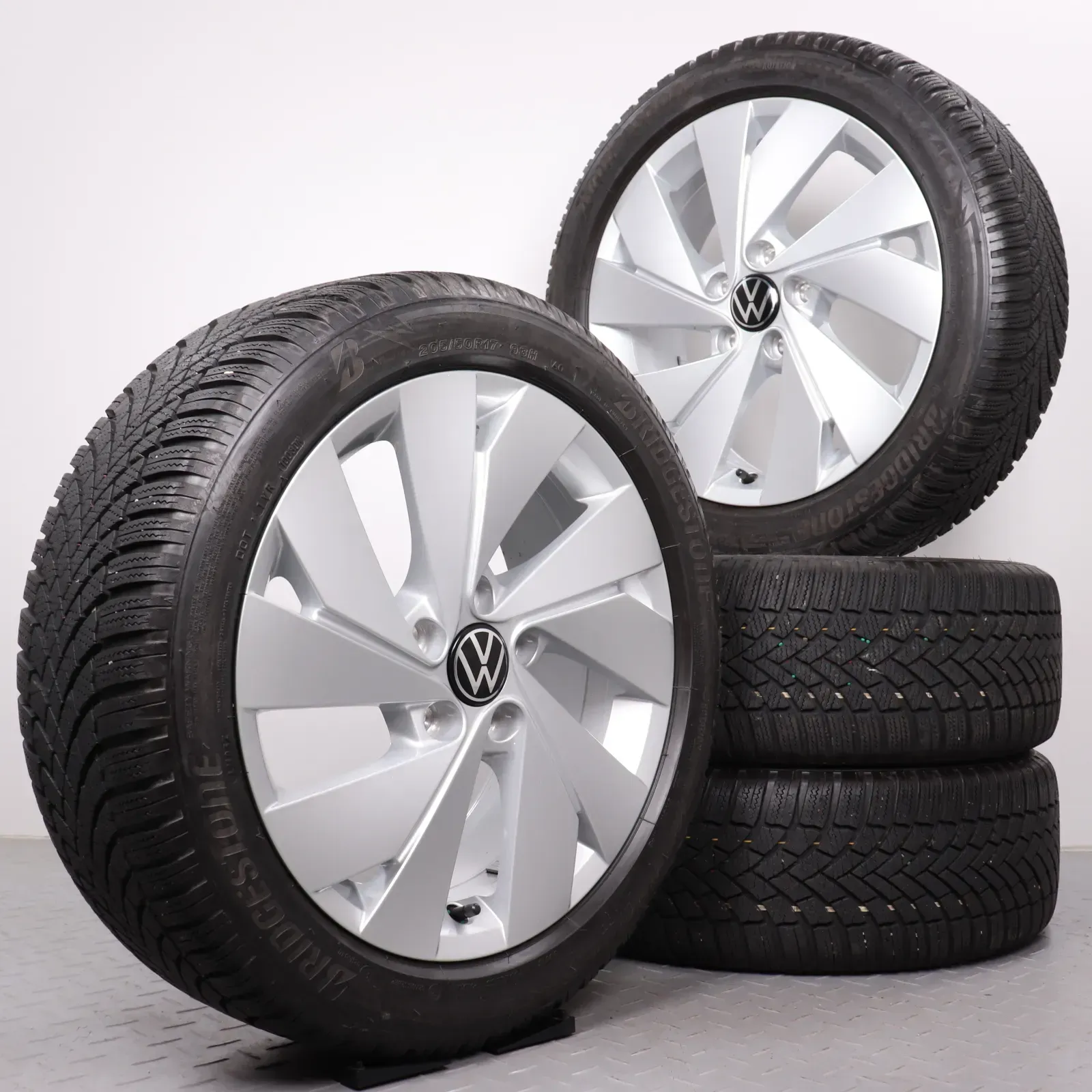 Winterräder 17 Zoll VW Golf 8 VIII Original Felgen Winterreifen 205/50R17 DOT23 6&6,5mm Bridgestone Blizzak LM005 5H0601025B Alufelgen Belmont silber 6,5x17ET46 - Bild 1