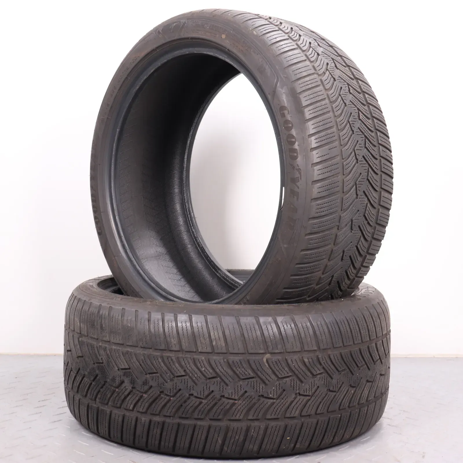2x Winterreifen Goodyear Ultragrip Performance + 255/40R19 100V XL * DOT21 3,5-4mm 2554019 BMW Kennung - Bild 1