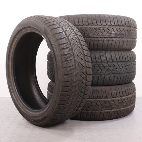 Background image for 4x Winterreifen Pirelli Winter Sottozero 3 225/45R18 95H XL MOE RSC 6-6,5mm DOT21 2254518
