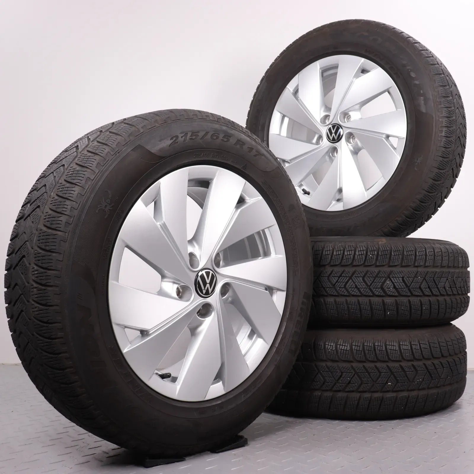 Winterräder 17 Zoll VW Tiguan CT & Tayron R4 Original Felgen 571601025 Winterreifen DOT24 4,5mm & 6,5mm 215/65R17 99H Seal-Inside Pirelli Scorpion Winter Bari 7x17ET40 5x112 - Bild 1