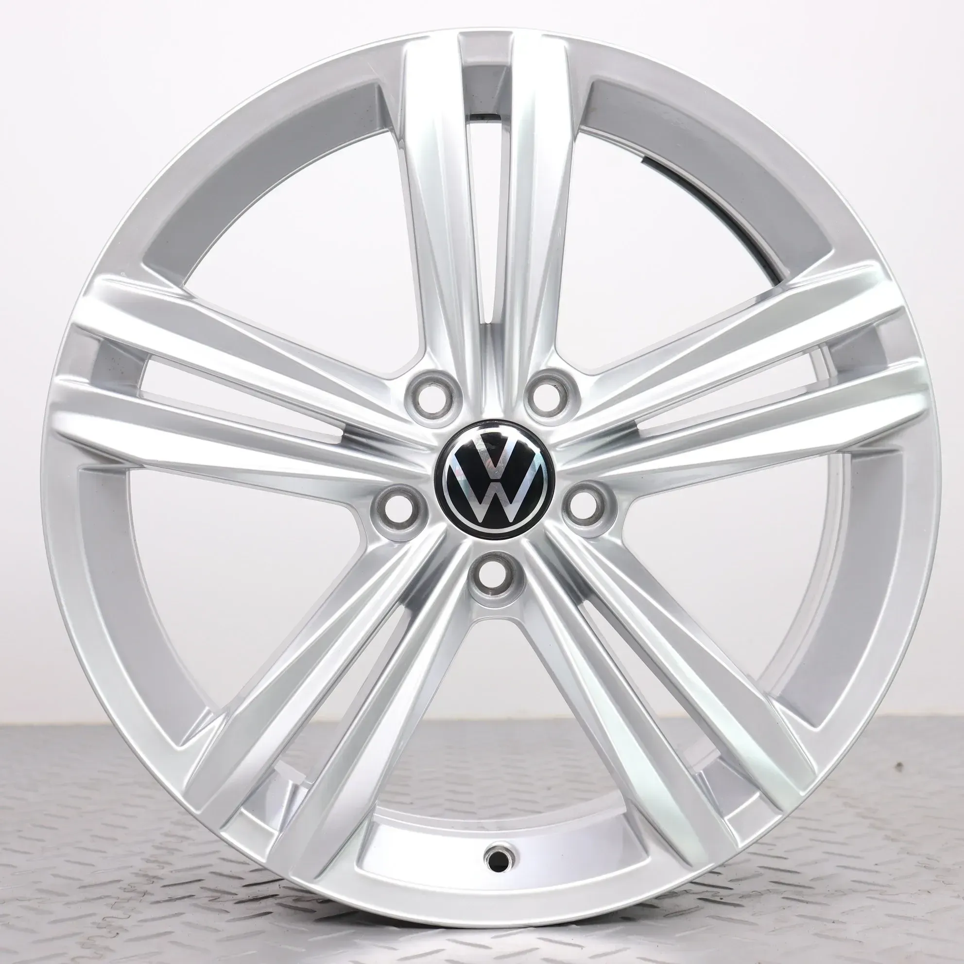 1x Alufelge 18 Zoll VW Tiguan 2 5NA Original Einzelfelge Ersatzfelge Sebring 5NA601025M silber 7x18ET43 5x112 57,1mm - Bild 1