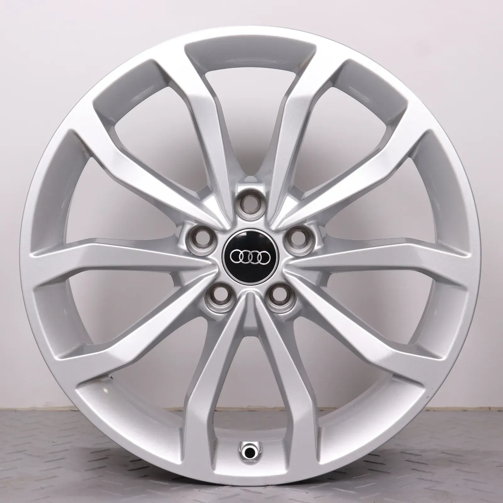 1x Alufelge 18 Zoll Audi A4 S4 8W B9 Original Einzelfelge Ersatzfelge 10-Speichen-V-Design 8W0601025ED silber 7,5x18ET39 5x112 66,6mm - Bild 1