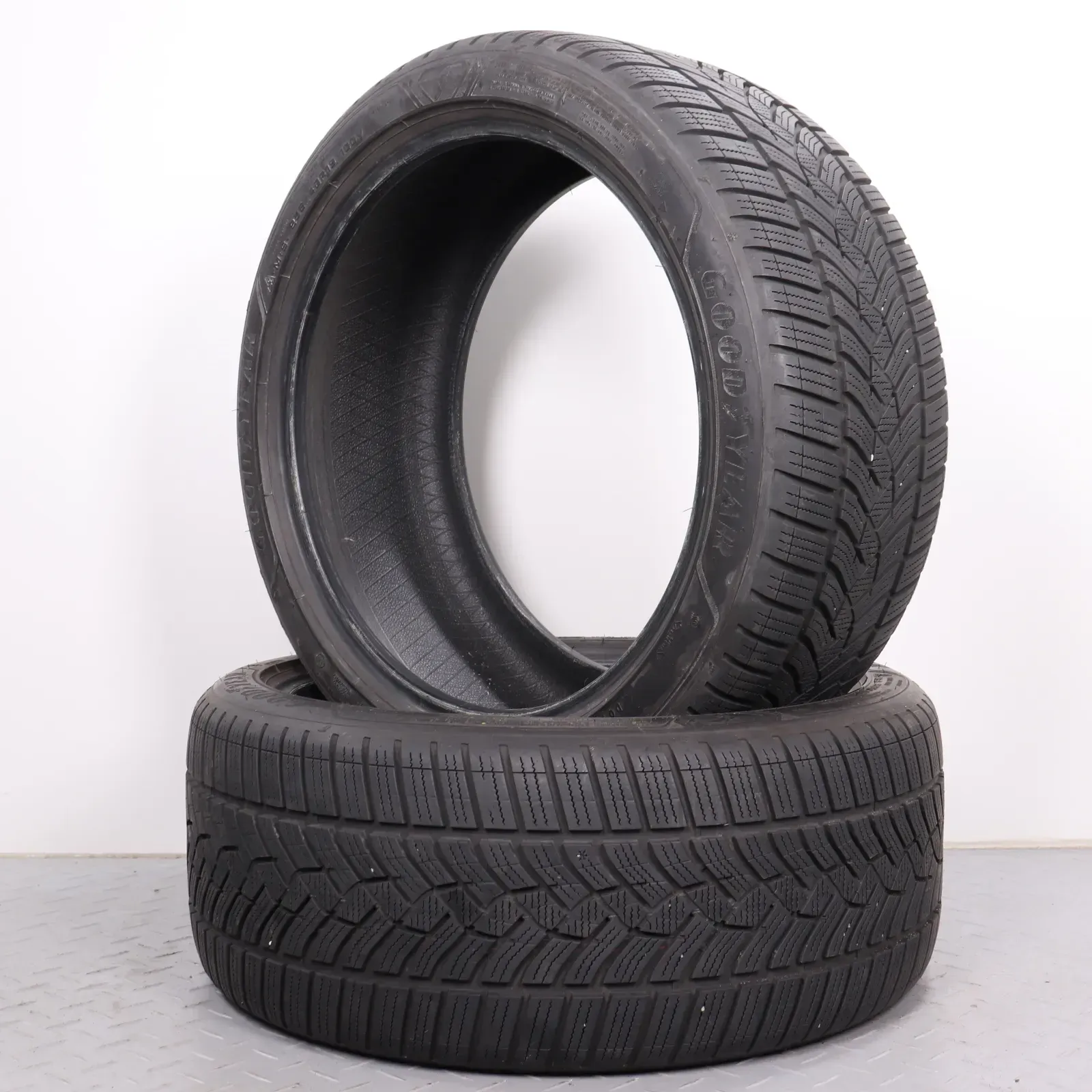 2x Winterreifen Goodyear Ultragrip Performance + 255/40R19 100V XL * DOT21 5,5-6mm 2554019 BMW Kennung - Bild 1