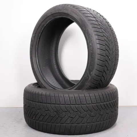 Background image for 2x Winterreifen Goodyear Ultragrip Performance + 255/40R19 100V XL * DOT21 5,5-6mm 2554019 BMW Kennung