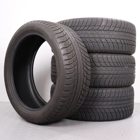 Background image for 4x Winterreifen Bridgestone Blizzak LM001 225/45R18 91H MO DOT24 5mm 2254518
