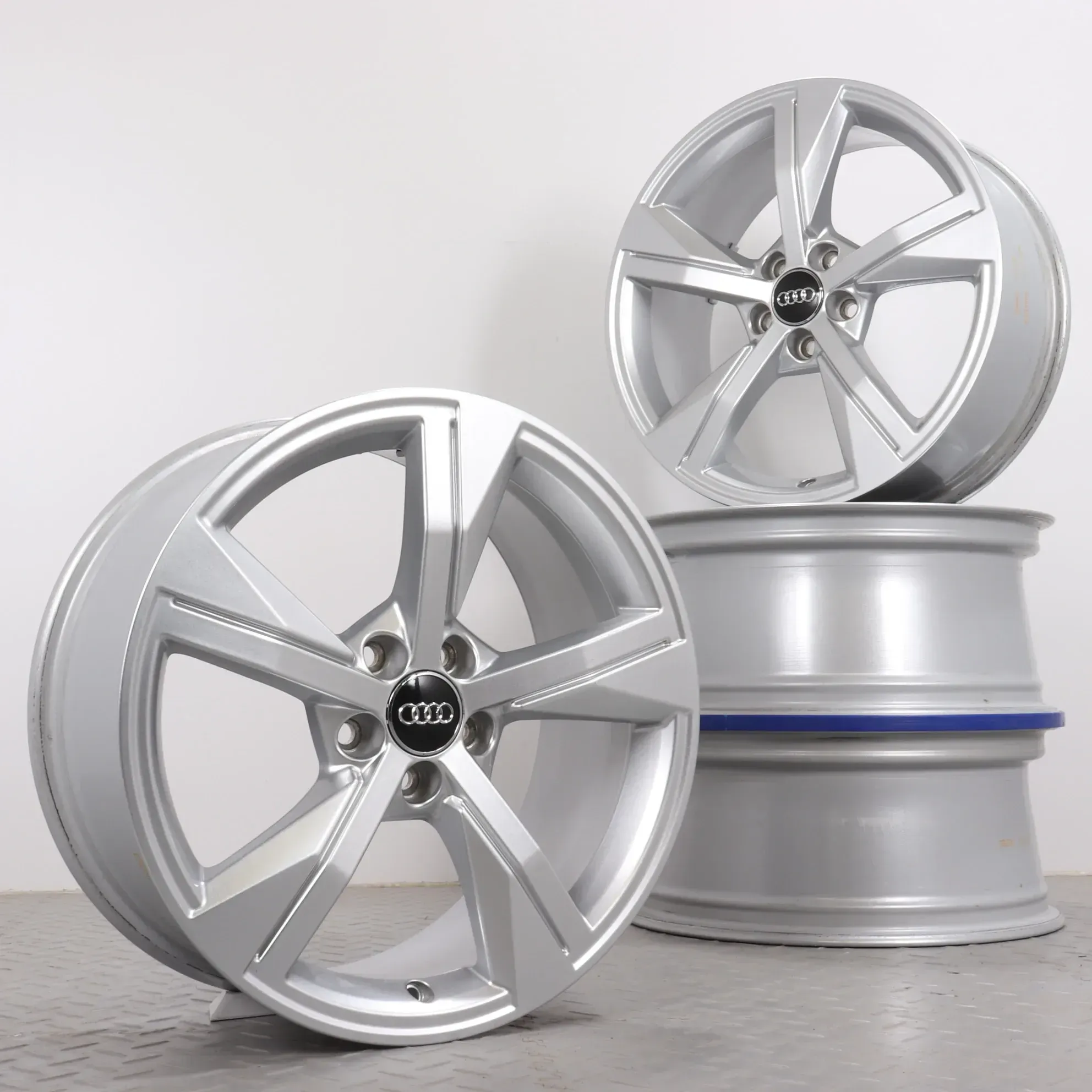 Alufelgen 17 Zoll Audi A1 GB Original Felgen Felgensatz 5-Arm-Stern-Design 82A601025G Silber 7.5x17ET46 5x100 57,1mm - Bild 1