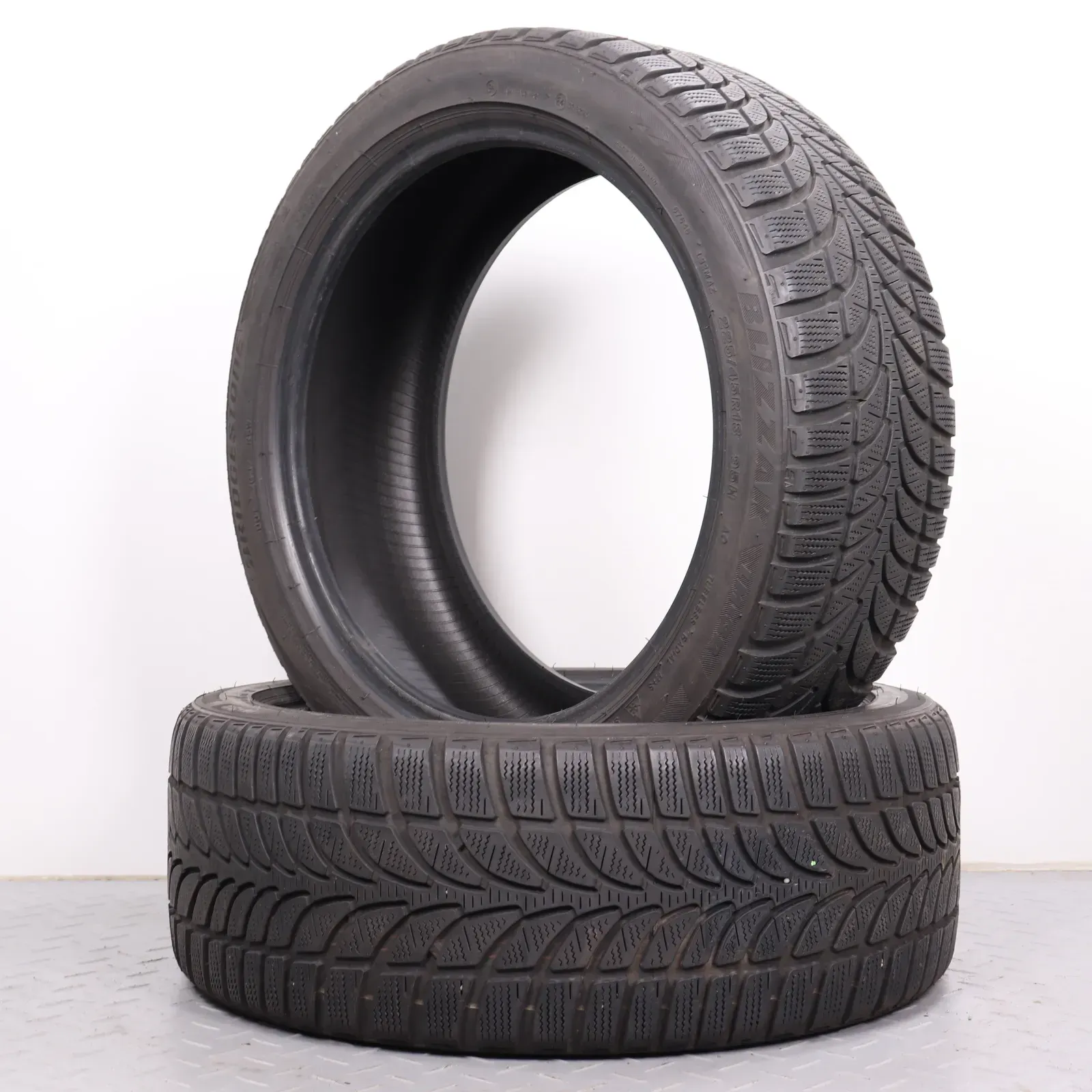 2x Winterreifen Bridgestone Blizzak LM-32 225/45R18 95H XL AO DOT0523 5,5mm - Bild 1