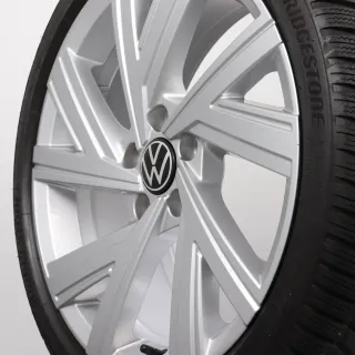 Winterräder 18 Zoll VW Golf 8 CD Original Felgen 5H0601025AB 7,5-8mm DOT23 Winterreifen 225/40R18 92V XL AO Bridgestone Blizzak LM005 Bergamo silber 7,5x18ET51 5x112 - Bild 7