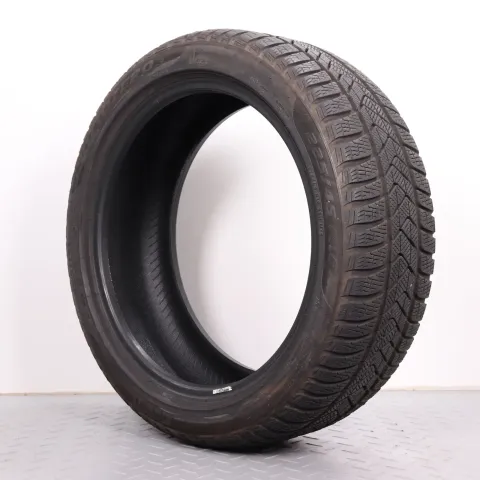 Background image for 1x Winterreifen Pirelli Winter Sottozero 3 225/45R18 95H XL MOE RSC 6-6,5mm DOT21 2254518 Runflat