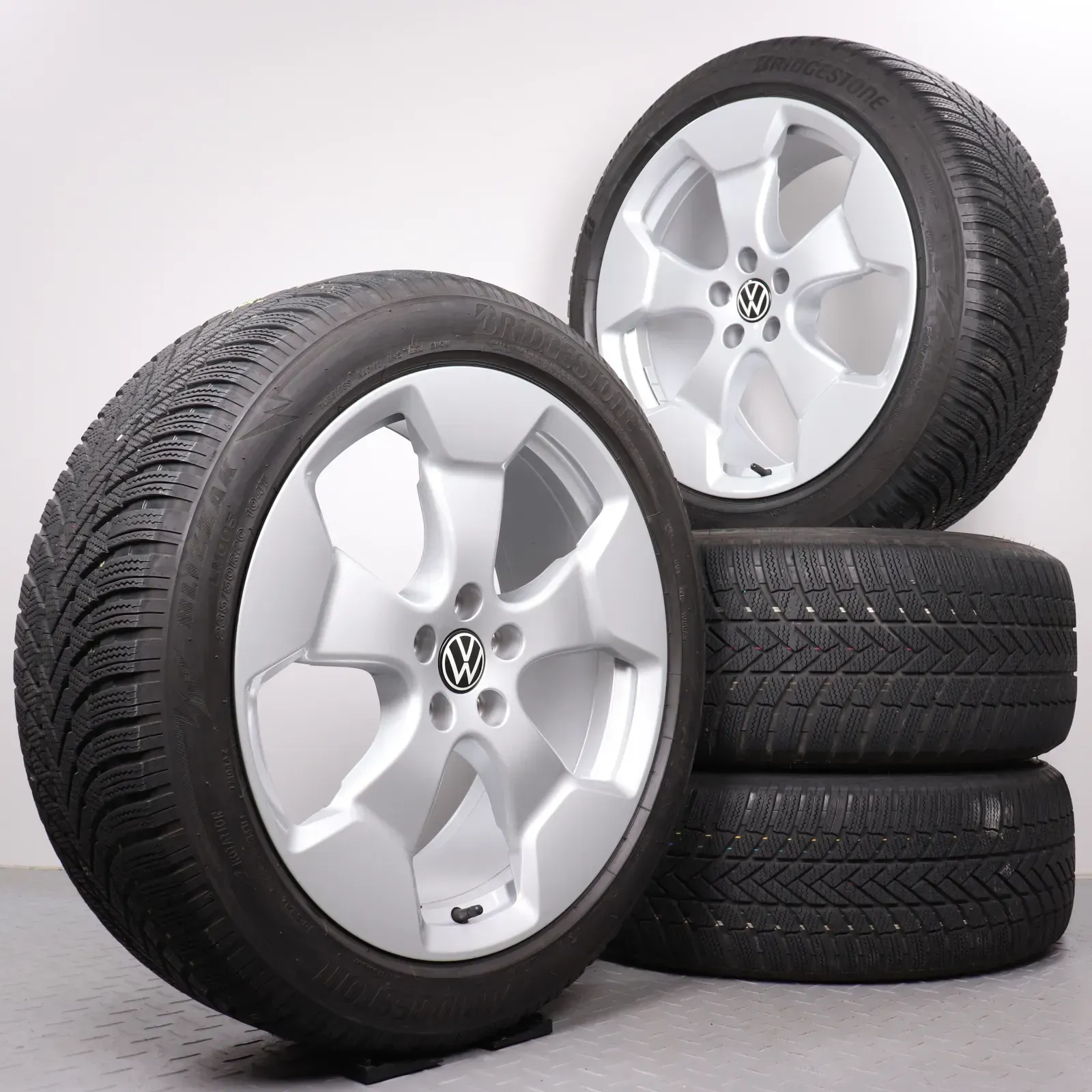 Winterräder 20 Zoll VW ID. Buzz Original Felgen 1T3601025AB & 1T3601025AC Winterreifen DOT23/24 7mm & 6-6,5mm 235/50R20 & 265/45R20 Alufelgen Stockton silber 8,5x20ET40 & 10x20ET58 - Bild 1