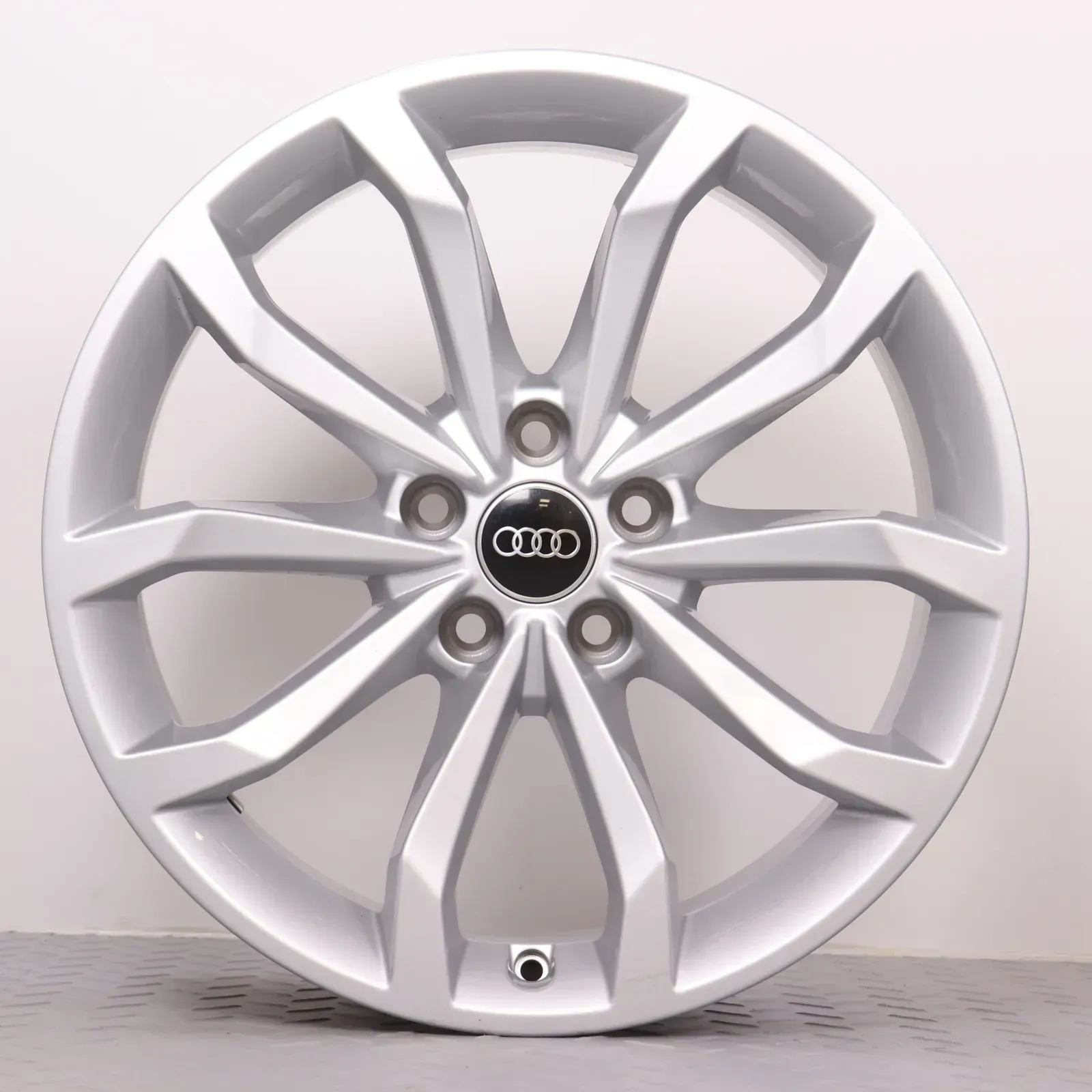 1x Alufelge 18 Zoll Audi A4 S4 8W B9 Original Einzelfelge Ersatzfelge 10-Speichen-V-Design 8W0601025H silber 8x18ET40 5x112 66,6mm - Bild 1