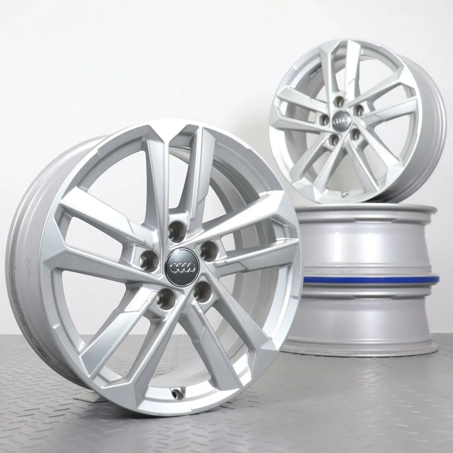 Alufelgen 17 Zoll Audi A3 S3 8Y Original Felgen Felgensatz 5-V-Speichen 8Y0601025L silber 6,5x17ET43 5x112 57,1 - Bild 1